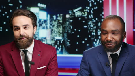 los hombres comienzan el espectáculo nocturno en el estudio.