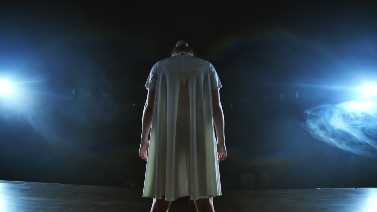 coreografía moderna bailarina bailando en el escenario en el centro de atención en cámara lenta. espectáculo musical de danza. escena dramática a la luz de la luna.