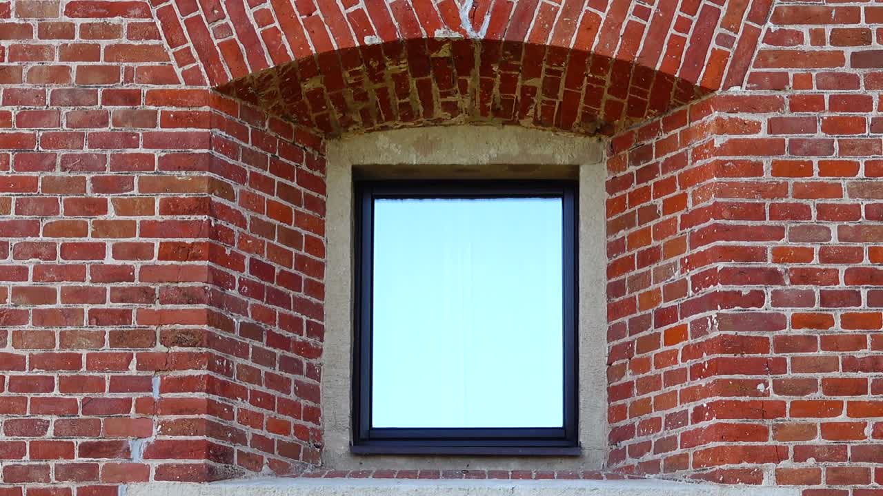 Cihlová zeď a okna domu