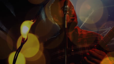 punto brillante de luces contra el hombre cantando en un concierto