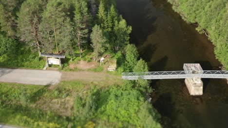 Luftaufnahme-Des-Gemütlichen-Rastplatzes-Am-Ufer-Des-Flusses-Brekkelva