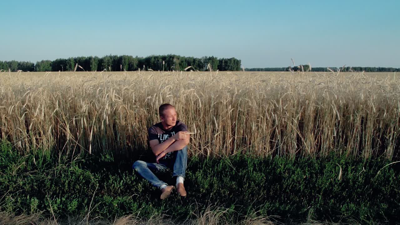 로이  ⁇  근처 에 앉아 있는 젊은 남자