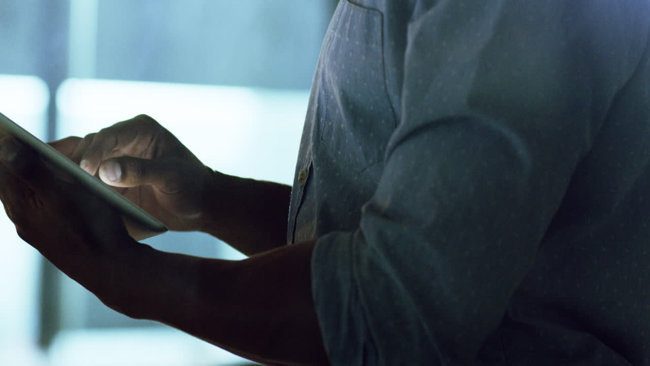 Mani per il web design, tablet digitale