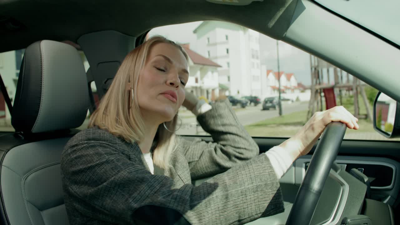 차를 운전하는 여자