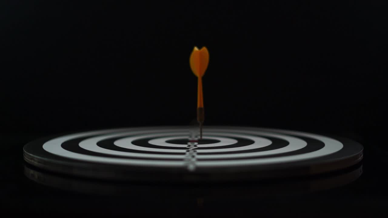 느린 동작 화살표는 표적을 점수판의 지점으로 밀어넣습니다.