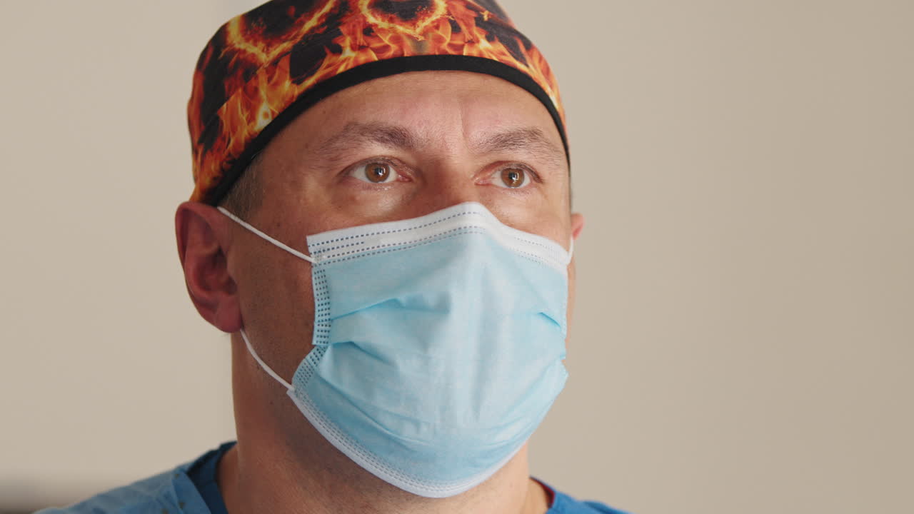 médico con equipo de protección