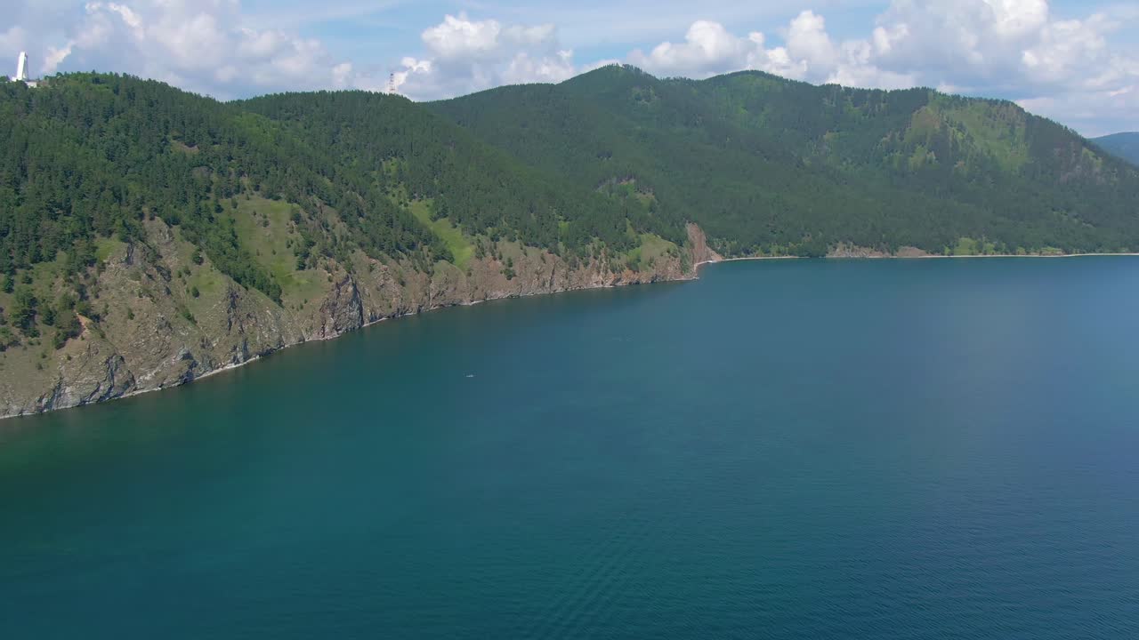산 의 호수 와 숲 의 공중 사진