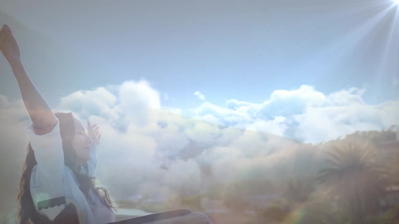 푸른 하늘을 배경으로 자연에서 휴식을 취하는 팔을  ⁇ 은 여자 위에 반 ⁇ 이는 빛의 애니메이션