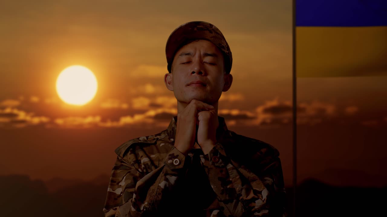 해가 지는 동안 기도하는 군인