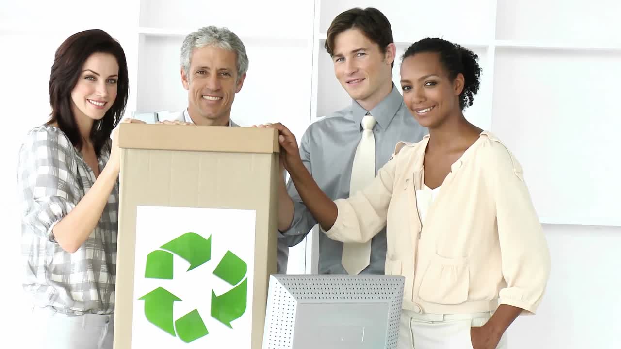el equipo de negocios sonriente reciclaje
