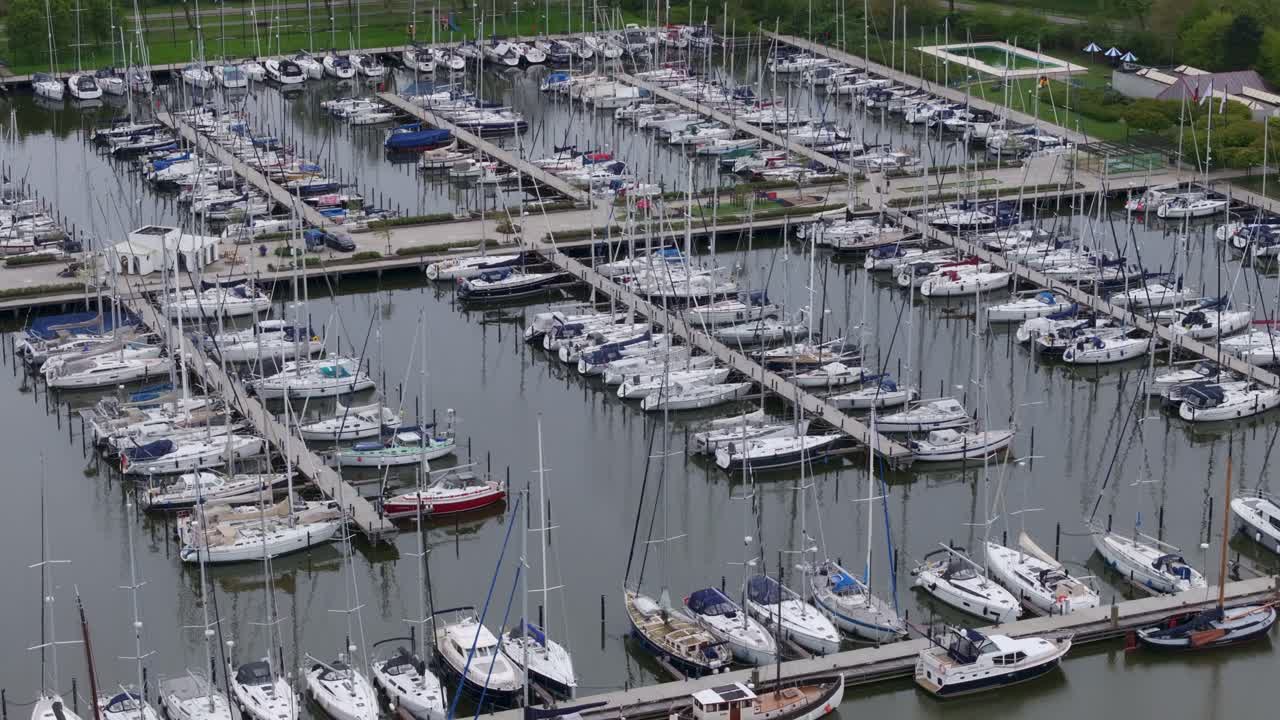 Segelfartyg förtöjda vid marinan i Makkum, Friesland, Nederländerna