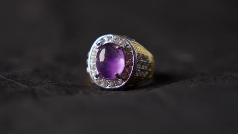 video de la vista de la lupa en el anillo de ametista dorado