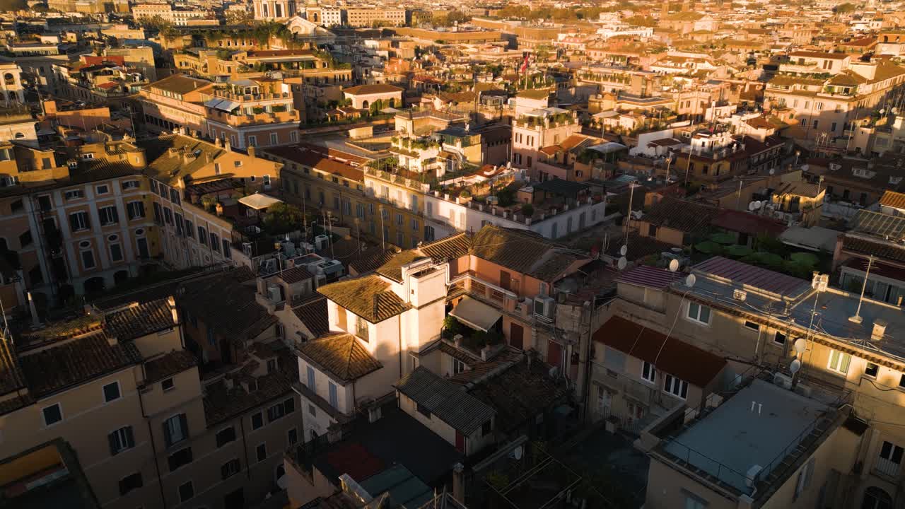 Ripresa cinematografica con drone sopra Roma, Italia all'alba
