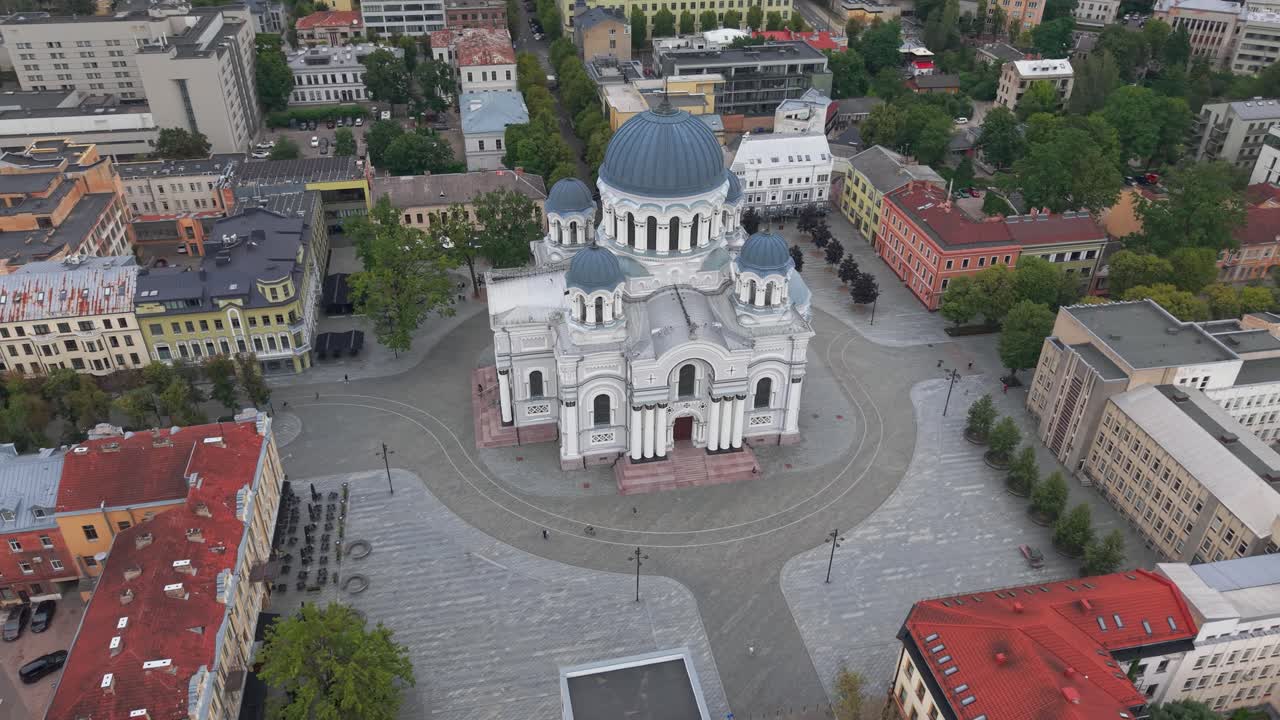 Filmagem com drone captura a arquitetura deslumbrante da Igreja de São Miguel Arcanjo em Kaunas, Lituânia. A vista aérea mostra a paisagem urbana com clareza vívida.