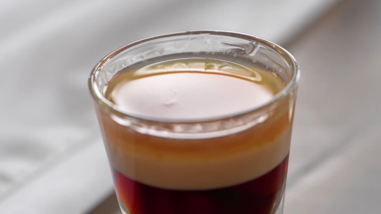 un vaso de cóctel b-52