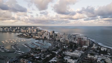 Vista-Aérea-Sobre-Punta-Del-Este-Resort-De-Gran-Altura-Junto-Al-Mar-Paisaje-Urbano-En-La-Costa-De-Uruguay