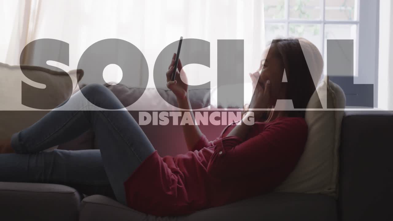Animação de texto sobre distanciamento social sobre mulher usando smartphone em casa