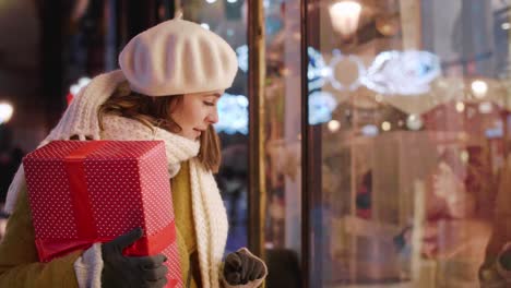 mujer feliz durante el invierno caminando por la ciudad