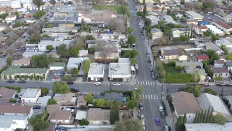 Antenne-Drüben-Im-Wasserdorf-In-Los-Angeles,-Haus-Und-Geschäfte-Tagsüber