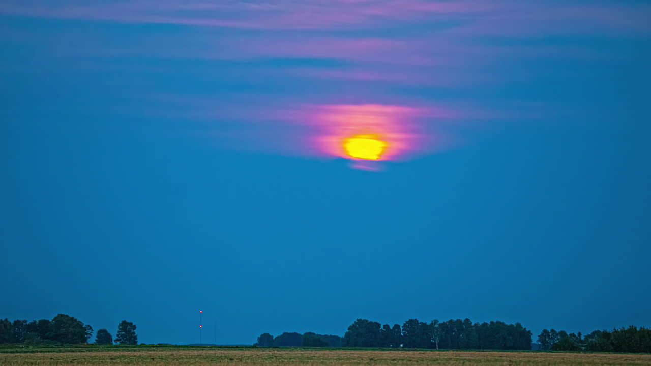 놀라운 일몰의 아름다움을 경험하십시오. 색의 변화와 구름의 움직임을 보여주는 매혹적인 1시간 동안의 전시.