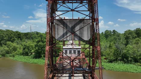 vista aérea del puente levadizo cerrado entre louisiana y mississippi
