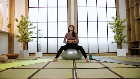 mujer haciendo yoga en el interior