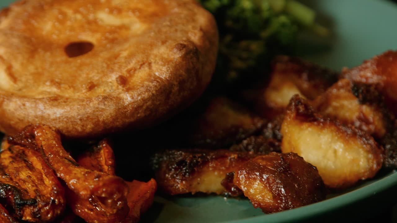 plato de cena asado del domingo con patatas asadas, zanahorias, brócoli y pudín de yorkshire