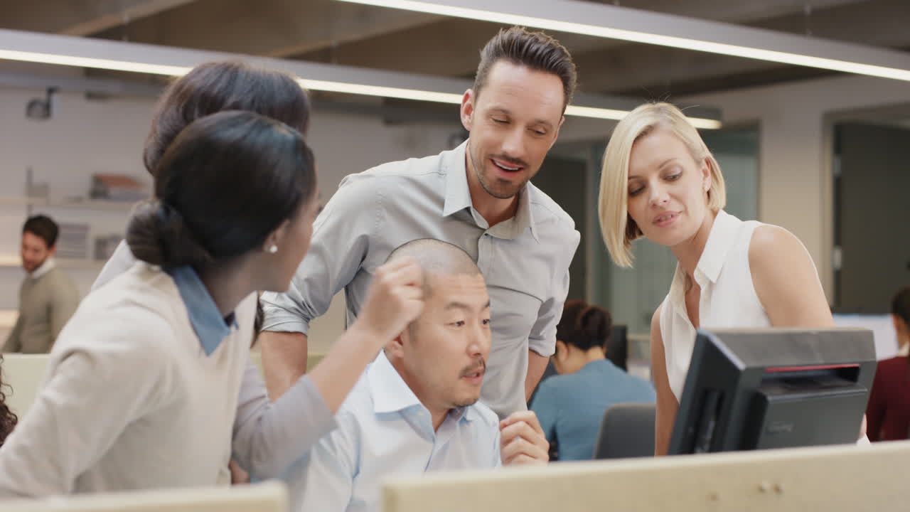 트렌디한  ⁇ 스터 사무실에서 새로운 아이디어를 논의하는 창의적인 비즈니스 팀 회의. 여성 관리자 또는 동료가 방향을 제시합니다.