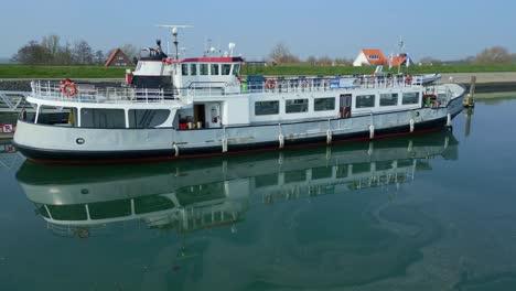 Close-up-round-shot-of-the-ship-at-the-harbour-with-oily-water