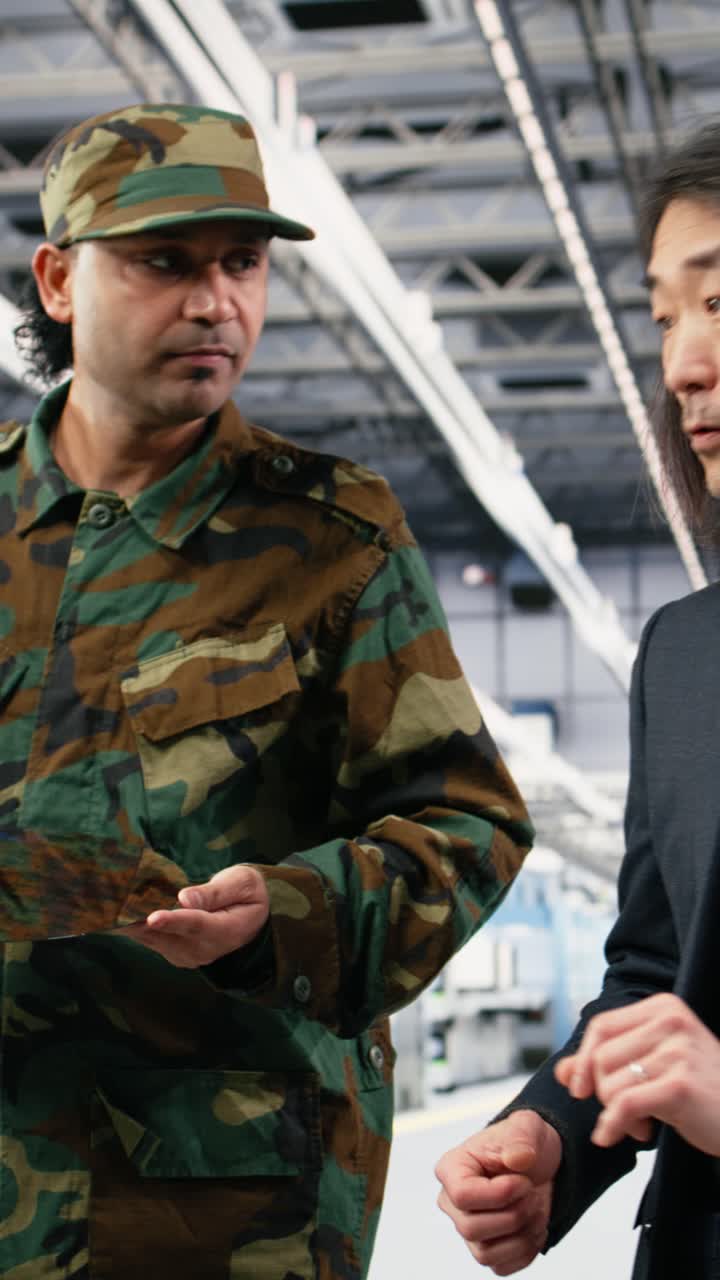 Video verticale: manager di fabbrica di microelettronica e soldato aumentano la produzione di microchip