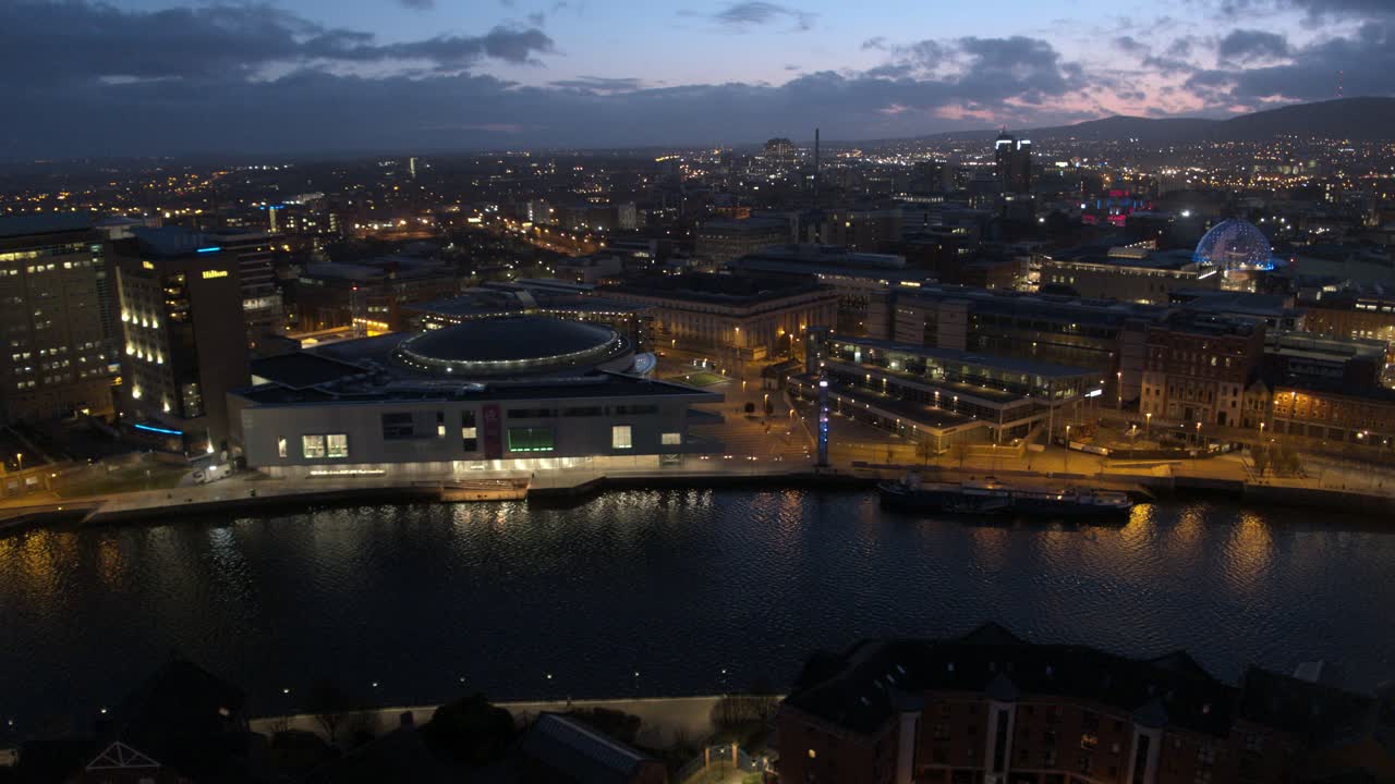 貝爾法斯特市中心空中過道.拉根河