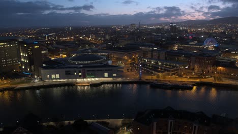 sobrevuelo aéreo del centro de la ciudad de belfast. río lagan