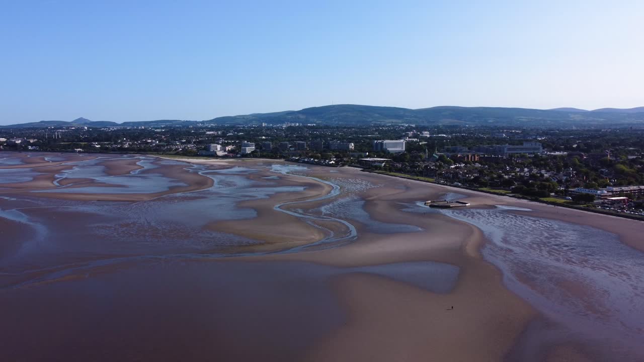 낮은 조류 중에 아일랜드 더블린의 샌드마운트 해변의  ⁇ 도 촬영