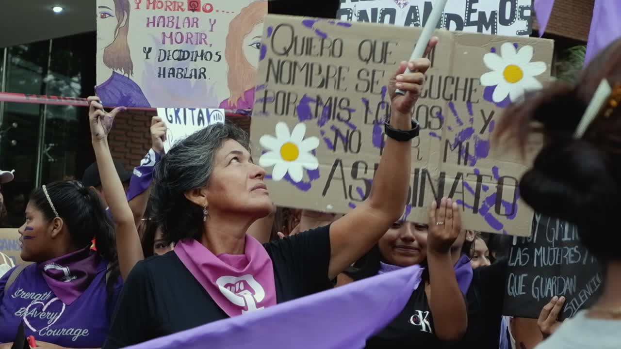 Latinas young and old gather to march on Women's Day in Bolivian city