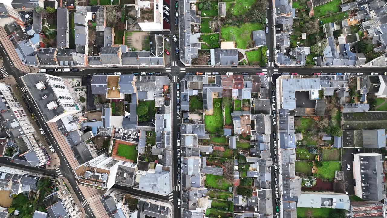 회색 하늘은 레 만의 공중 전망을 강조하며, 그 지역 허브의 지위를 보여줍니다.