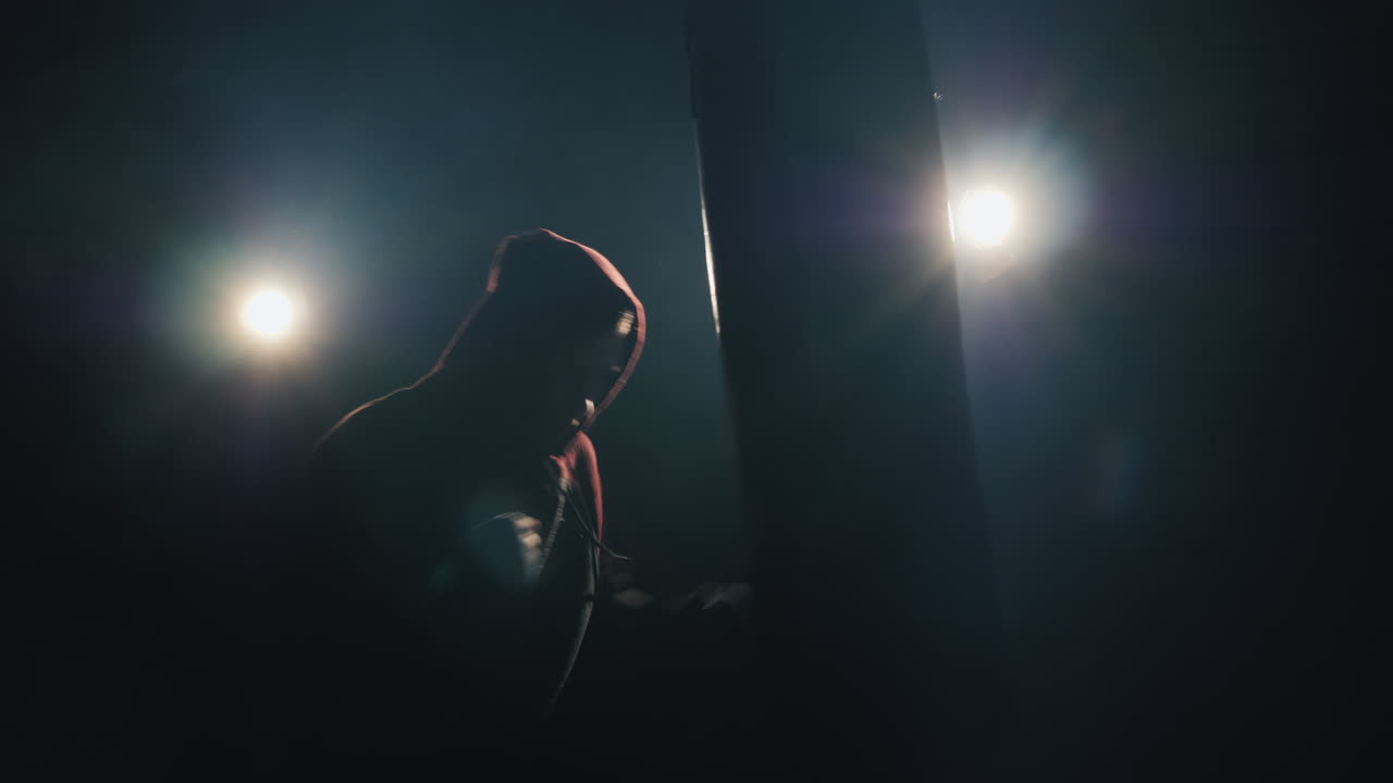 trinidad de silueta de luchador en el gimnasio - golpea una pera de boxeo