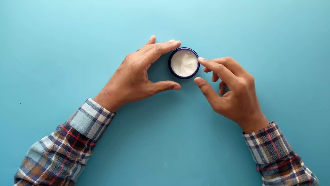 크림을 적용하는 것