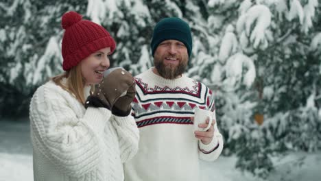 Kaukasisches-Paar-Trinkt-Heißen-Tee-Und-Redet-Im-Winter-Miteinander.