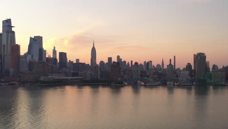 una toma aérea del lado oeste de manhattan al amanecer en una mañana brumosa