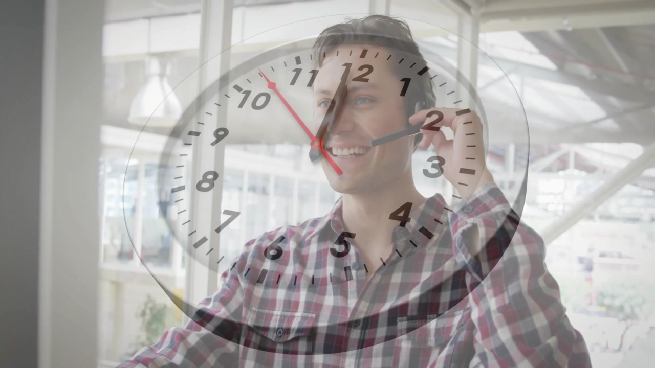 Video vertical: Agente de negocios respondiendo una llamada, ajustando el micrófono para el audio, con una superposición de reloj que marca el tiempo.