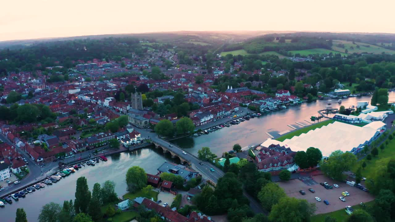 vista aérea del asombroso paisaje con el río támesis en henley-on-thames, inglaterra