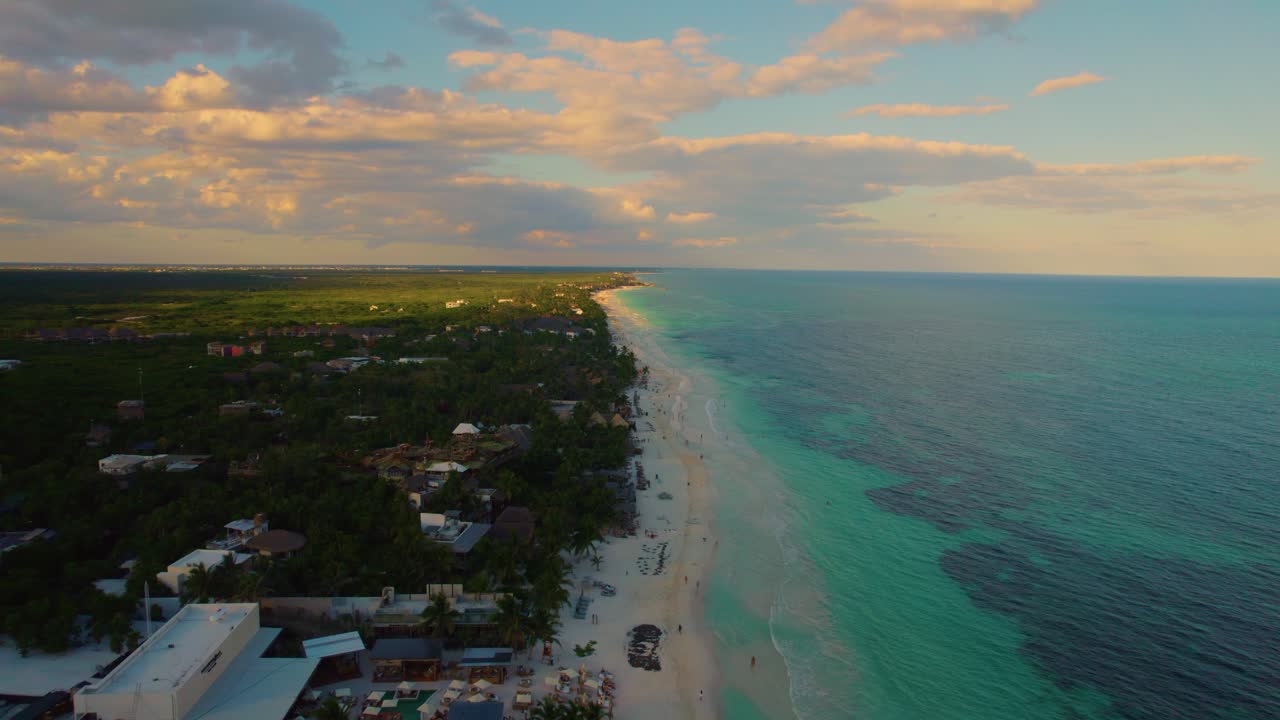vista aérea de un resort a lo largo de una hermosa playa de arena blanca akiin, tulum, méxico