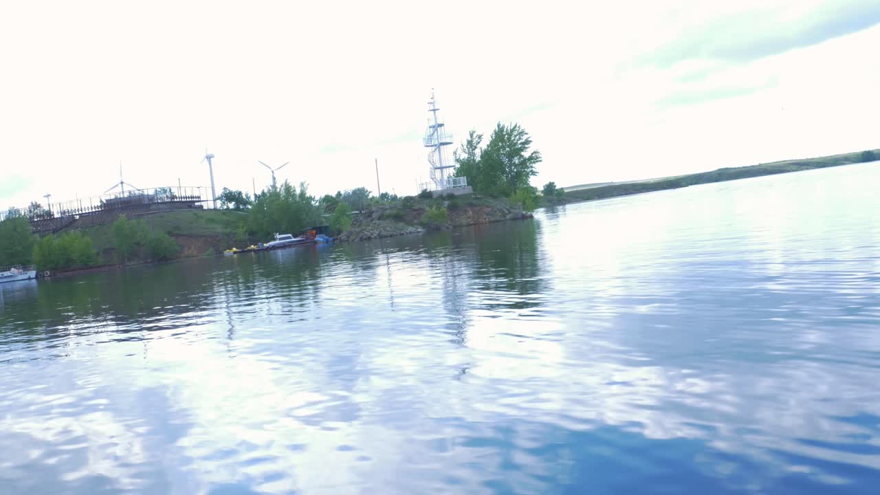 спокойный ландшафт озера с башней