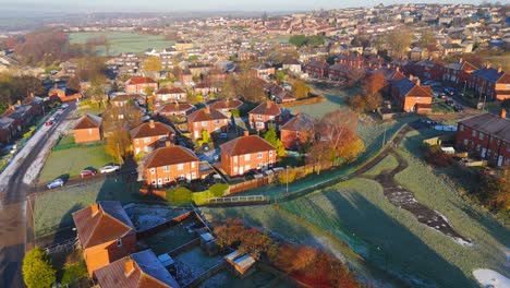 la vista de invierno del ojo de drone captura el típico desarrollo de viviendas de propiedad del consejo urbano del reino unido de dewsbury moor estate con casas adosadas de ladrillo rojo y el industrial yorkshire