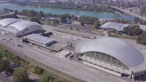 Increíble-Toma-De-Introducción-Ascendente-Aérea-De-La-Feria-De-Belgrado,-Serbia