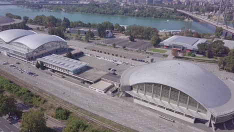 increíble toma aérea ascendente de la feria de belgrado, serbia