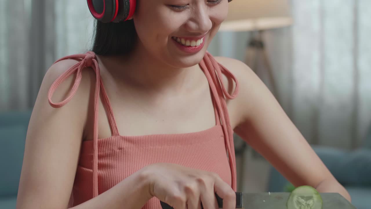 헤드폰을 착용 한 미소 짓는 여자