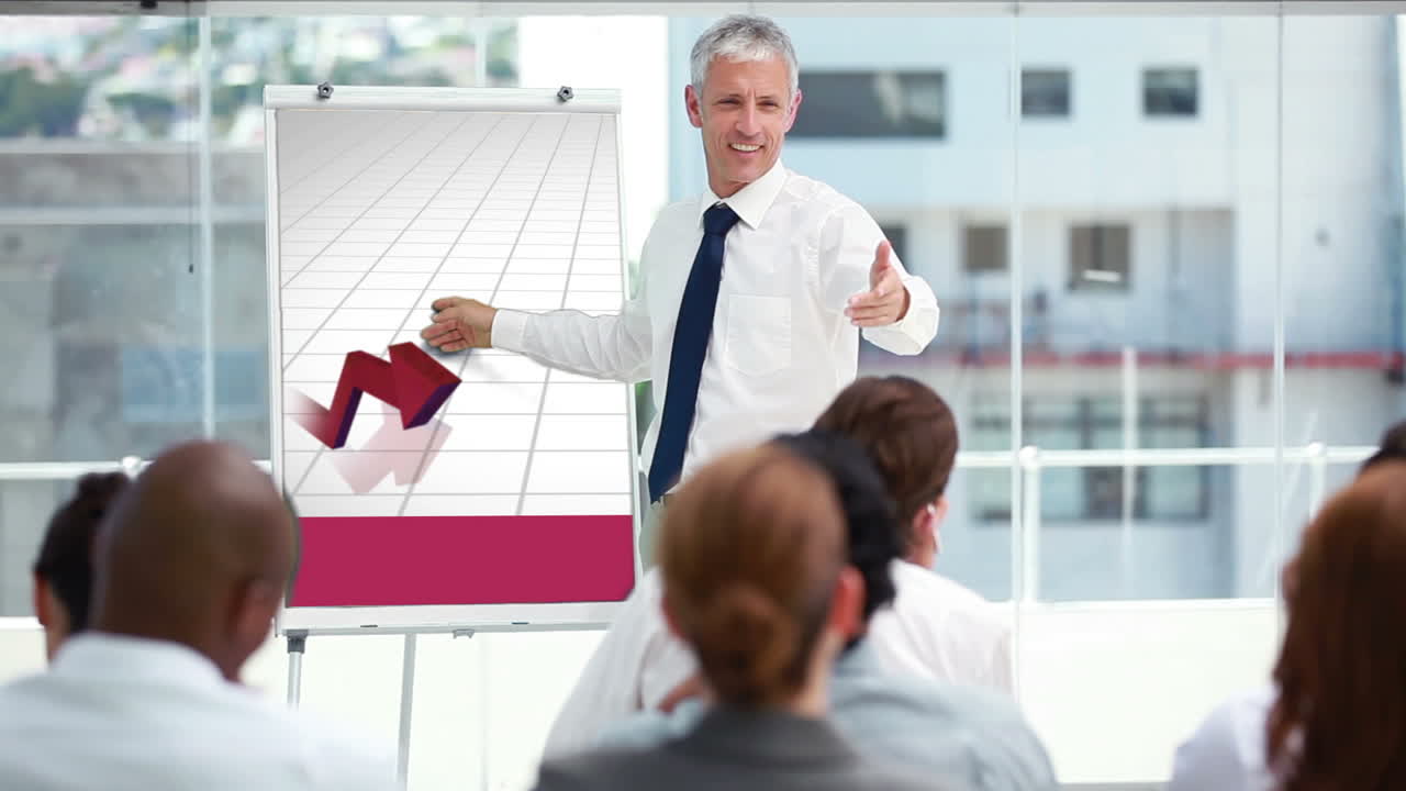 бизнесмен, представляющий карту