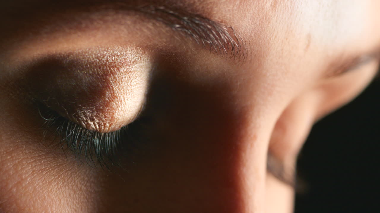 Olhos azuis, mulher e rosto com expressão de visão