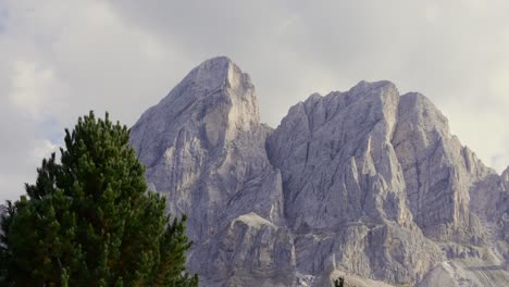 enorme montaña de dolomita en los alpes italianos llamada "peitler kofel" filmada en 4k